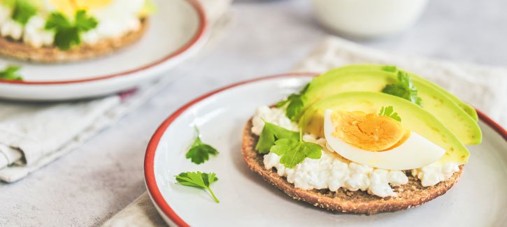 Ontbijtje-ei-avocado-cottage-cheese