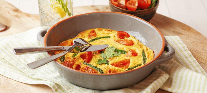 Omelet met asperges en tomaten