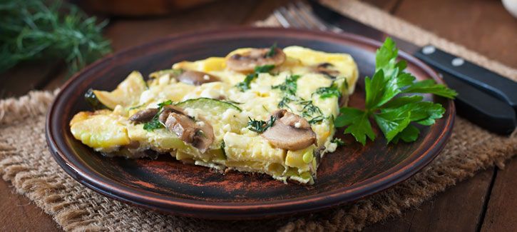 Omelet met courgette en champignons