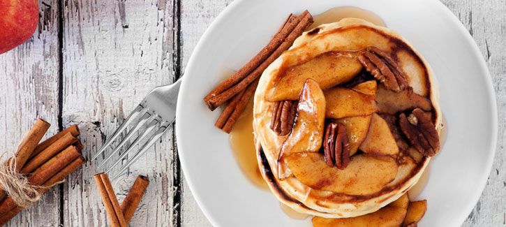 Pannenkoek met gebakken kaneelappeltjes en karamel zeezoutstroop