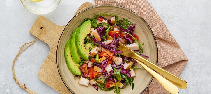Rode kool salade met gerookte kipfilet en tomaatjes