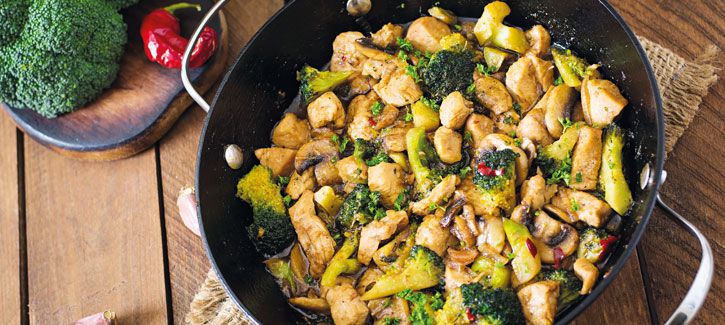 Roerbakkip met broccoli en champignons