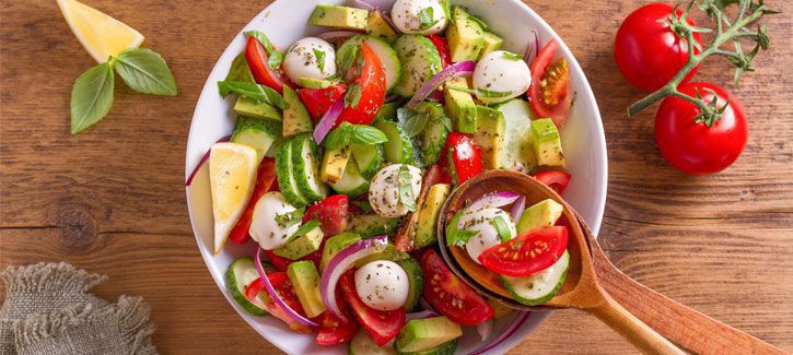 Salade caprese met avocado