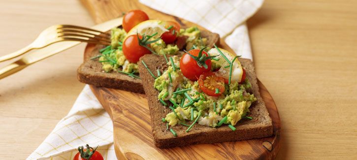 Sandwich met avocado-forelsalade