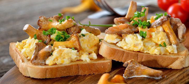 Toast met roerei en cantharellen