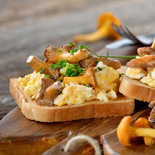 Scrambled eggs met cantharellen